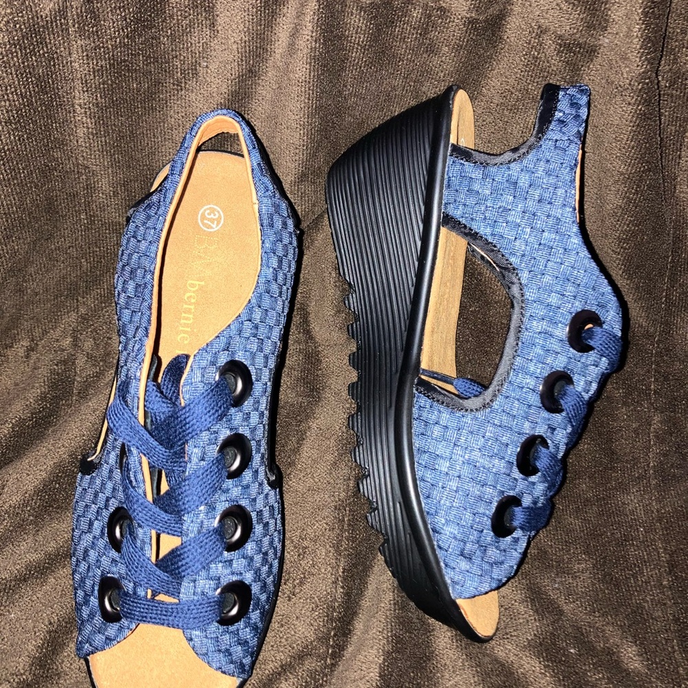 Blue Woven Open-Toe Bernie mev Sandals